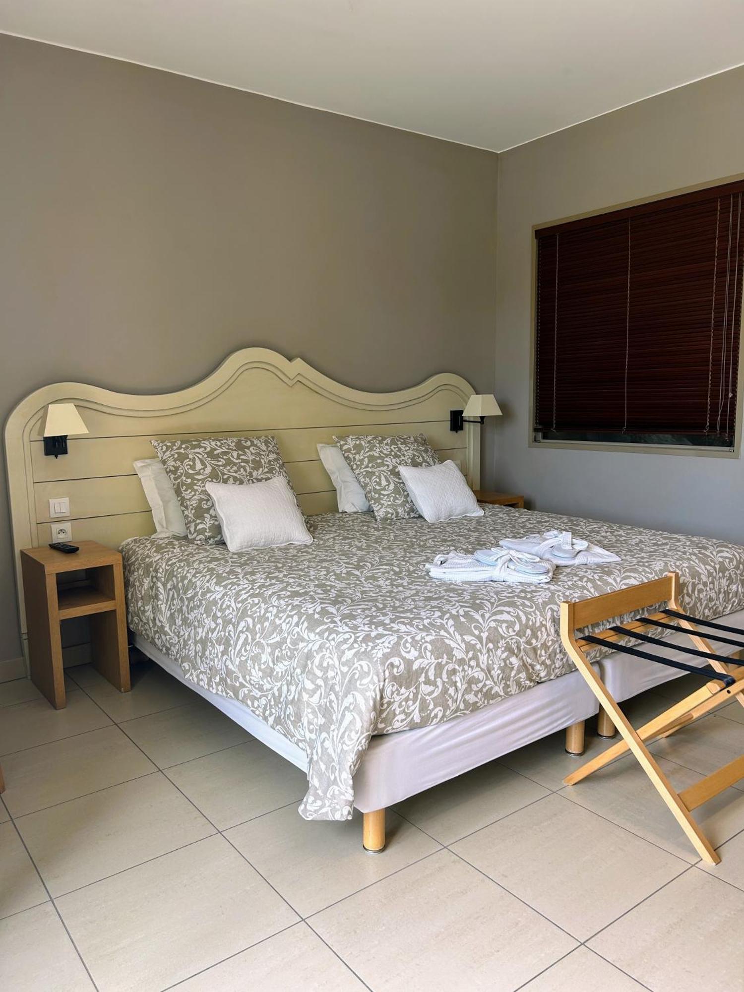 Suite Superieure Domaine Du Golf St Endreol, 1 A 2 Personnes 라모테 외부 사진